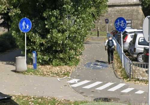 Problematyczna ścieżka rowerowa przy zamku. Trzeba zamienić ją z chodnikiem?