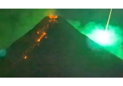 Meteor rozświetlił niebo nad wulkanem Mayon. I to podczas erupcji