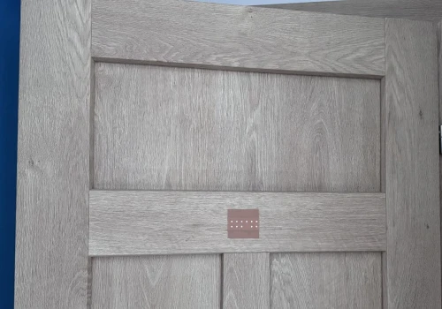 Naklej plaster na drzwi i śpij spokojnie. Prosty patent może odstraszyć ciekawskich