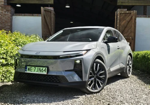 Toyota C-HR+ już na polskich drogach. Może mieć 343 KM i napęd AWD