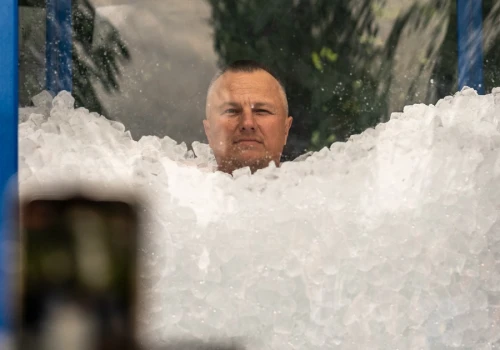 Przez ponad pięć godzin chce być przysypany toną lodu, by pobić rekord Guinnessa