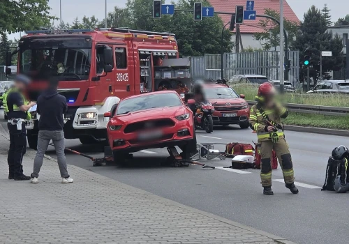 Rowerzystka uwięziona pod samochodem. Poważny wypadek na ul. Radzikowskiego