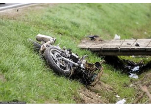 Koszmarna śmierć 17-letniego motocyklisty. Uderzył w składowane drewno