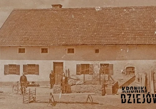 Przez wiele dni mieszkał ze zwłokami i karmił krowy. Przerażający sekret rzezi na bawarskiej farmie