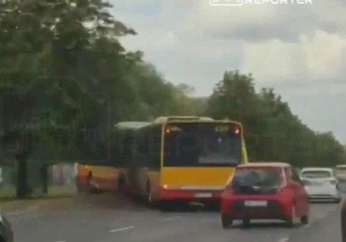 Zderzenie autobusu miejskiego z dwoma BMW na Ursynowie. Jedna osoba ranna