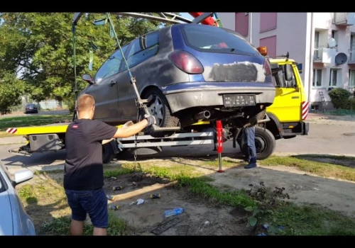 Straż Miejska usuwa „wraki” z parkingów. W tym roku z ulic Częstochowy zniknęło już 19 pojazdów