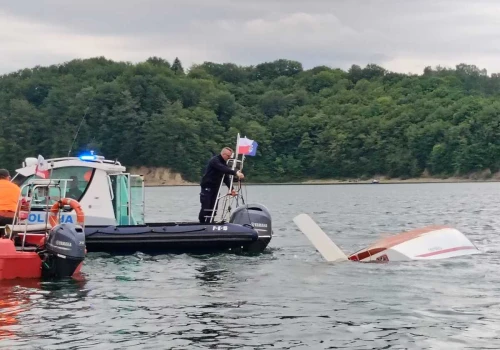 Akcja ratunkowa na Jeziorze Solińskim. Pięć osób wpadło do wody po wywrotce jachtu