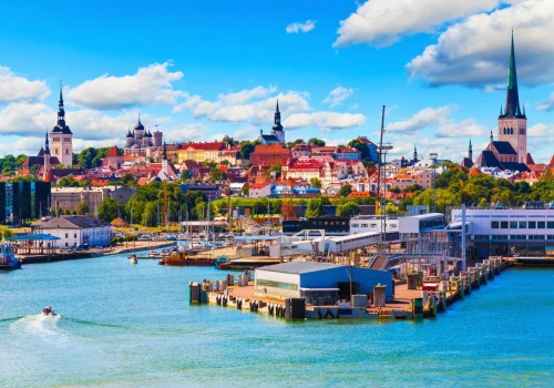 Wakacyjny city break w Tallinie za 547 PLN 🏰☀️ Okołoweekendowe loty + hotel 🌊✨