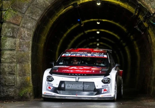 Lancia wróciła do rajdowej elity. Ypsilon Rally2 HF wygrywa w Japonii i obejmuje prowadzenie w mistrzostwach