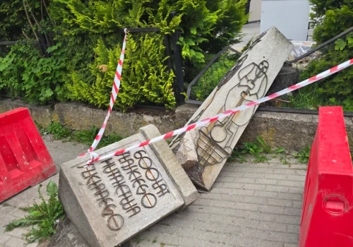 Szklarska Poręba: Pomnik runął na chodnik.