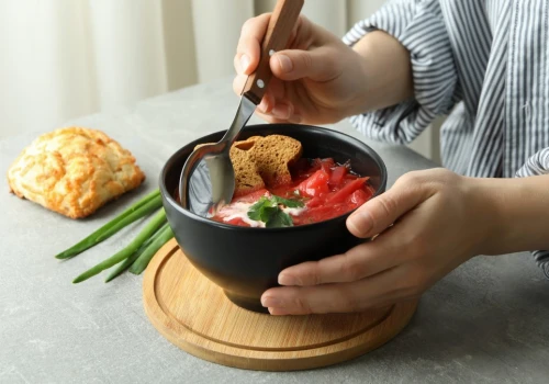 Wiosenne superfoods dla dojrzałych kobiet. Wspierają organizm po 50.