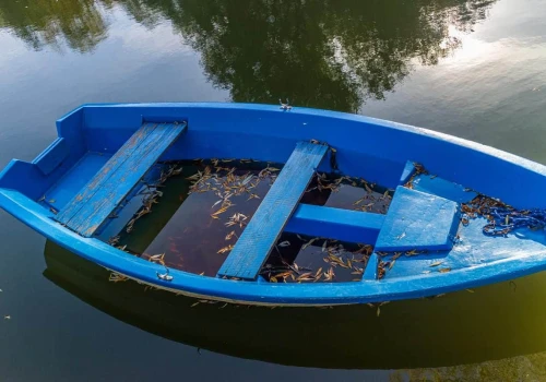 Na jeziorze wywróciła się łódź. Trzy osoby wpadły do wody