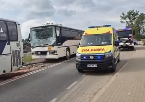 Chwile grozy na drodze nr 591. Dwa autokary z dziećmi zderzyły się pod Kętrzynem. Poszkodowana jedna osoba