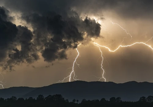 Burzowy początek tygodnia na Pomorzu. IMGW ostrzega