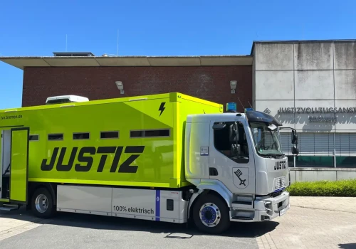 Niemcy kupili ciężarówki na prąd do przewozu więźniów – 16 ton i wielkie baterie