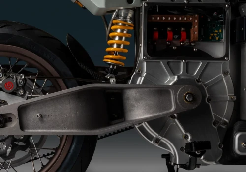 Ten brytyjski motocykl kosztuje fortunę, ale przypomina, że elektryfikacja nie musi być nudna