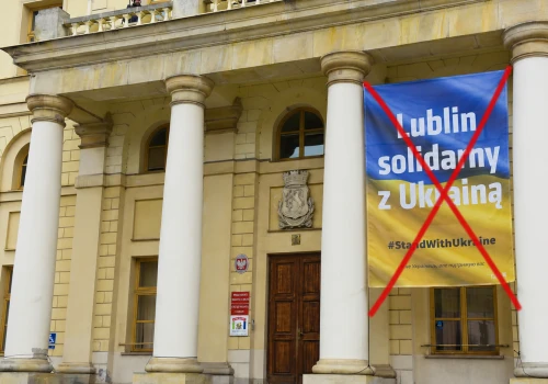 Flagi spadają, a wraz z nimi polityczna fikcja
