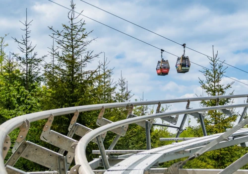 Pasażerowie pojadą 15 metrów nad ziemią. Górski rollercoaster już w te wakacje
