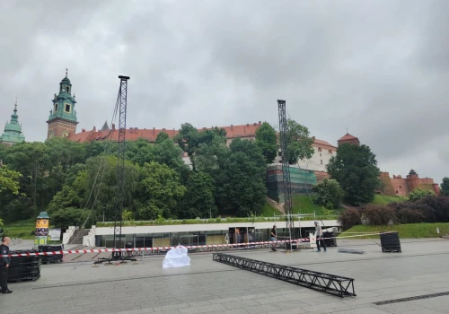 Pod Wawelem ruszy kino plenerowe. Na miejscu trwają już przygotowania