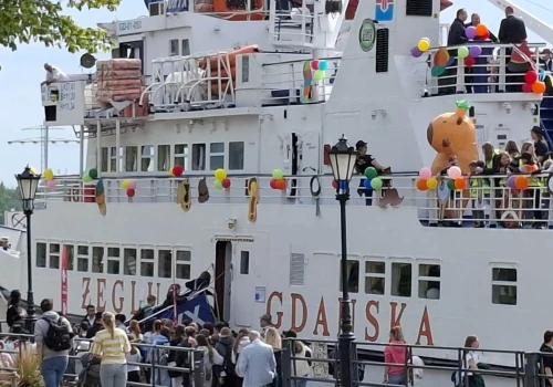 Najmłodsi płyną w rejs katamaranem im. Macieja Płażyńskiego z okazji Dnia Dziecka