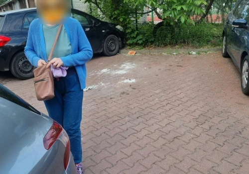 Bielany: kobieta blokowała miejsce parkingowe dla syna. Kierowca zwrócił jej uwagę, że robi to nielegalnie. Napuściła syna na kierowcę?