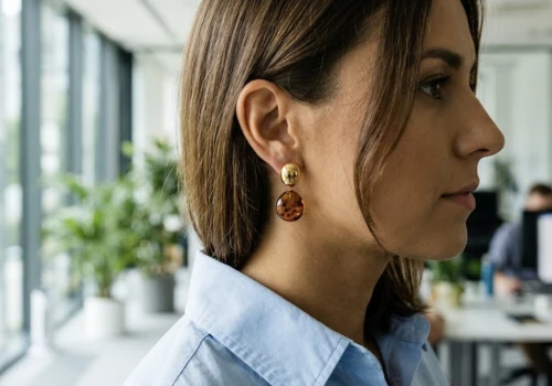 Szef kazał ci zdjąć kolczyki do pracy? Sprawdź, czy ma do tego prawo