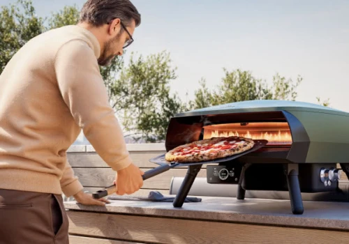 Czy przygotowanie pizzy w plenerze różni się znacząco od pieczenia w domu?