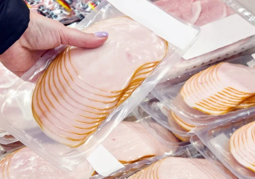 Wędliny z marketu sprawdzone. Omijaj z daleka: sklejane z odpadków mięsnych