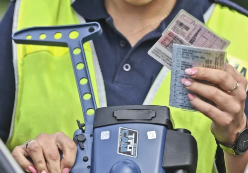 Czy trzeba mieć dowód rejestracyjny w aucie? Wielu kierowców się myli