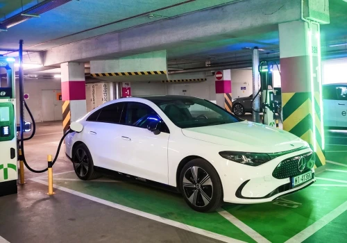 WARSZAWA. Eleport przy CH Reduta kusi stawką 1,89 zł/kWh na ładowarkach 180 kW. Ekoen i Tesla nocami tańsze