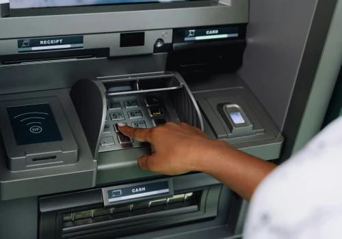Gotówka, BLIK, bankomat. Kto wygrywa w polskim portfelu