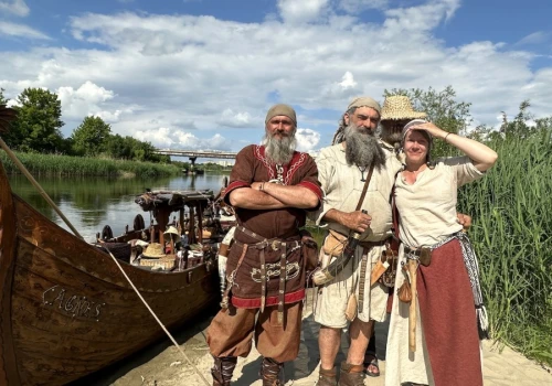 Od Gopła do Pyzdr. Nietypowa załoga na bulwarze w Koninie