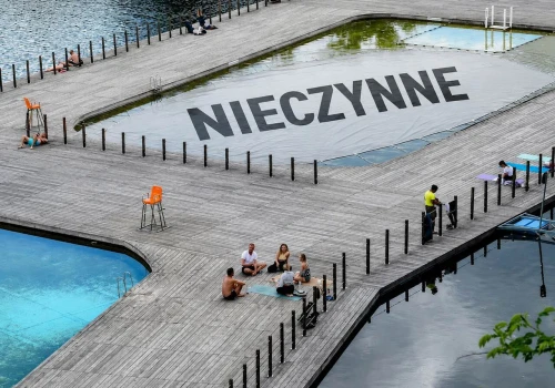 Zakrzówek zamknięty tuż po otwarciu sezonu. W wodzie wykryto tajemniczą substancję