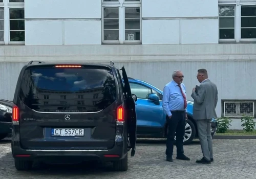 Przypadki z mercedesem do którego marszałek się nie przyznaje i z dyrektorem Centrum Czochralskiego