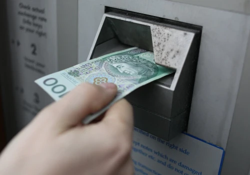 Bank rozliczy to dopiero później. Polacy wpadają w urlopową pułapkę. Tracą i o tym nie wiedzą