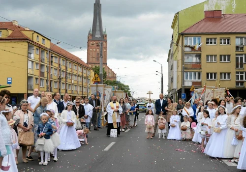 Sypanie kwiatkami zarezerwowane tylko dla dziewczynek? 