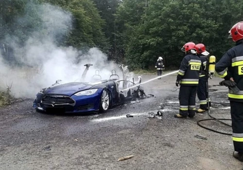 Jak często palą się elektryki? Nowy raport przynosi zaskakujące wnioski