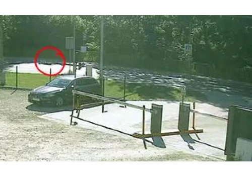 Potrąciła dziewczynę i uciekła. Świadek też odjechał. Policja ma nagrania