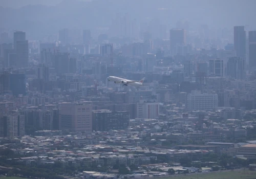 Japonia przygotowuje się na falę sztormową, gdy tropikalna burza Jangmi wyłącza prąd i przesiedla ludzi