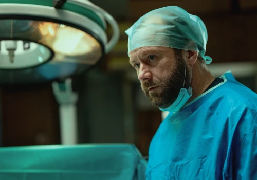 Leszek Lichota jako neurochirurg na granicy etyki: pierwszy polski serial medyczny Netflixa
