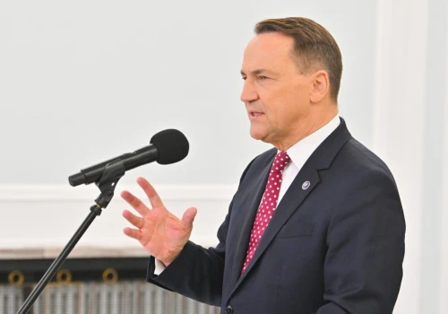 Sikorskiego promują... Wietnamczycy. Fejkowe artykuły krążą na Facebooku