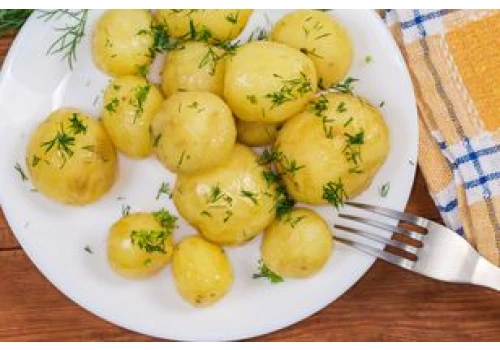 Dodaj do gotowania młodych ziemniaków. Tak wzbogaca ich smak, że trudno nie sięgnąć po dokładkę