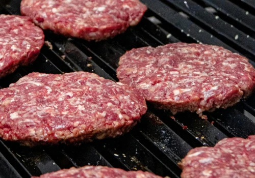 Eksperci przebadali mięso do burgerów. W czterech produktach wykryto groźne bakterie