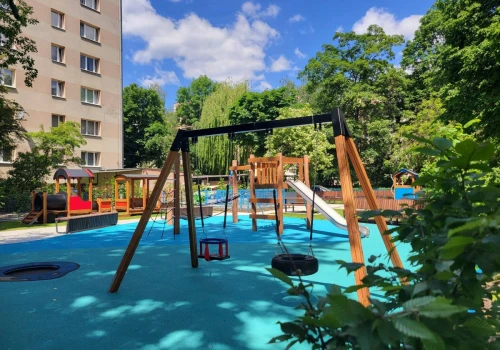 Nowoczesny plac zabaw powstał między blokami w Krakowie. Inwestycja już gotowa