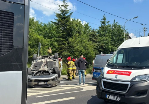 Dachowanie samochodu na Krakowskiej. Droga zablokowana. Trwa akcja służb