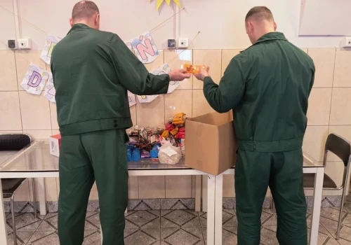 Słodka paczka od osadzonych z mysłowickiego aresztu trafiła do domu dziecka