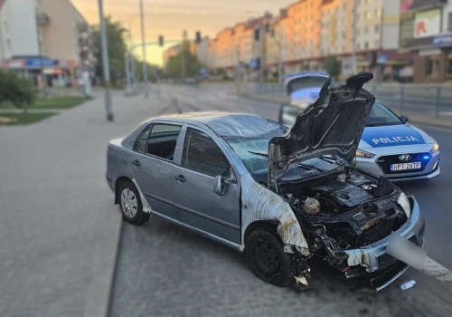 Olsztyn. Skoda wypadła z drogi i przewróciła się na bok. 22-latek z promilami tłumaczył się sennością