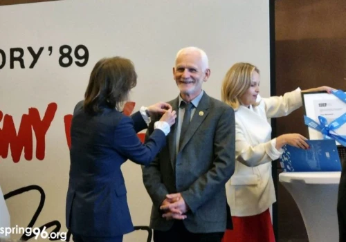 Alesia Bialackiego uhonorowano w Gdańsku Odznaką Solidarności i Praw Człowieka ECS