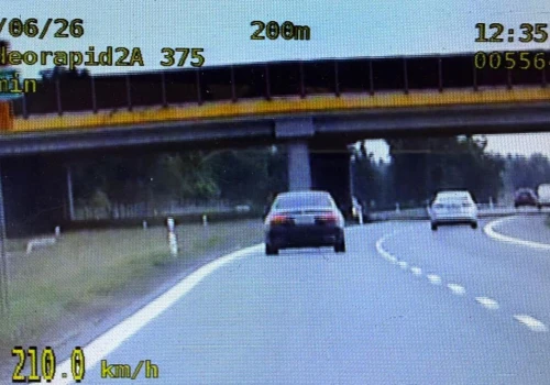 210 km/h na S17. Kierowca Mercedesa tłumaczył, że spieszył się z lotniska do domu