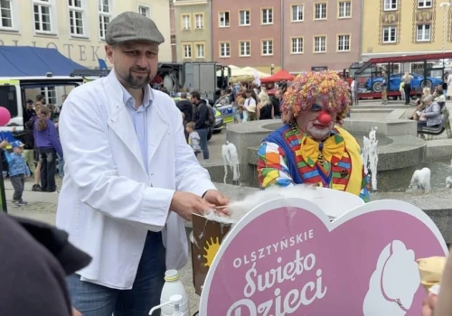 Prezydent Olsztyna rozdawał dzieciom watę cukrową. Tysiące mieszkańców na Starym Mieście
